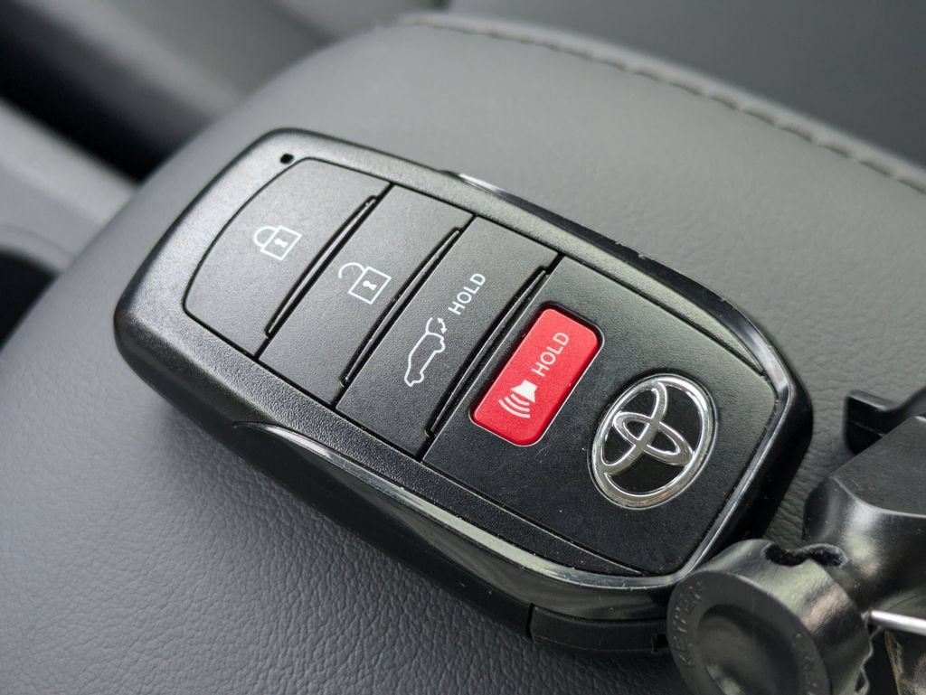 Used 2026 Toyota Corolla Cross XLE w/ Convenience Package FWD image 32