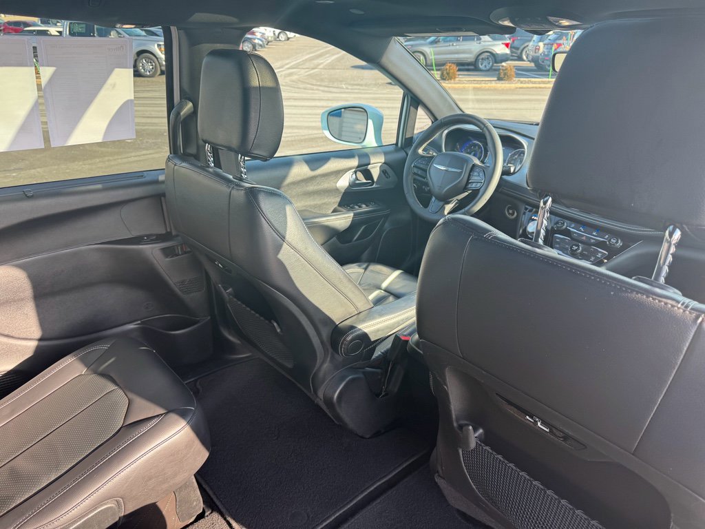 Used 2022 Chrysler Pacifica Touring-L w/ S Appearance Package image 17
