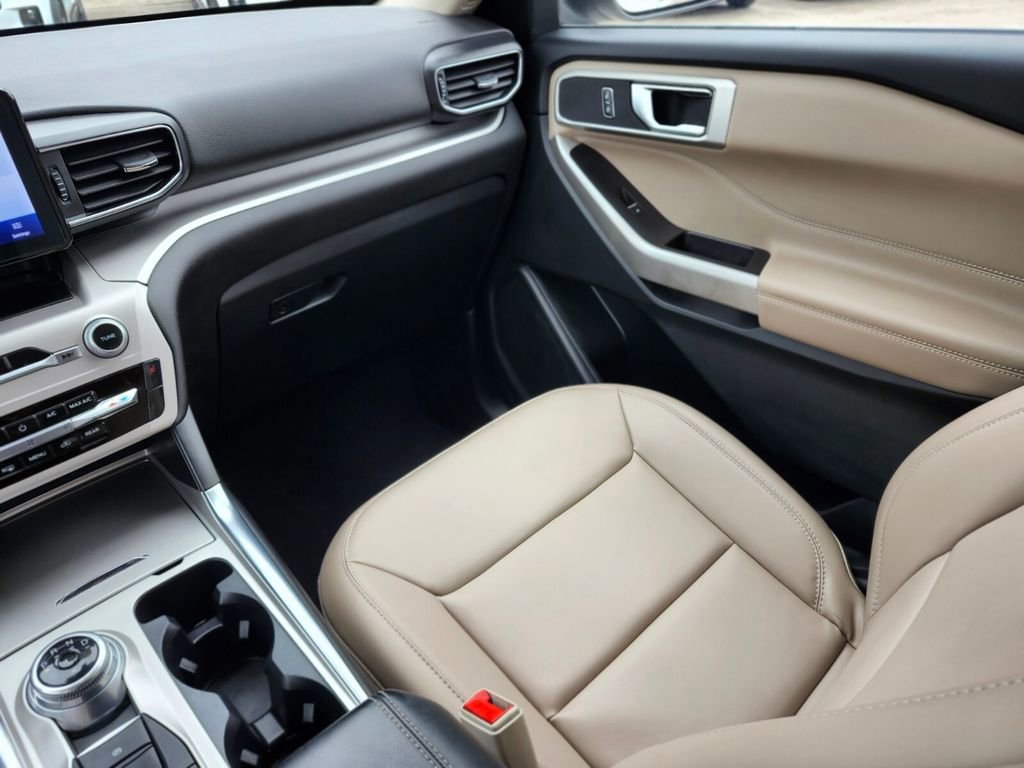 Certified 2022 Ford Explorer XLT w/ Equipment Group 202A image 15