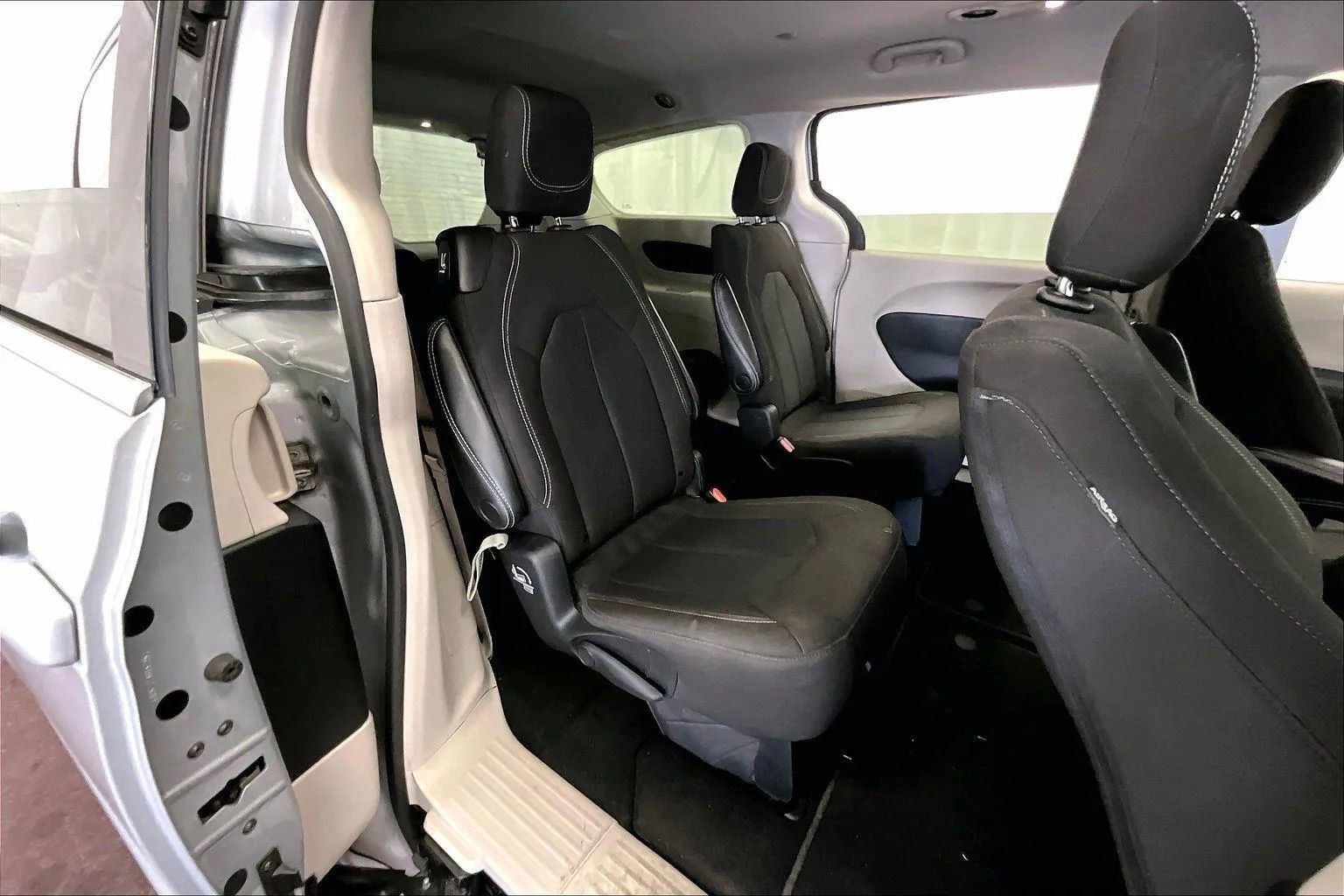 Used 2023 Chrysler Voyager LX image 26