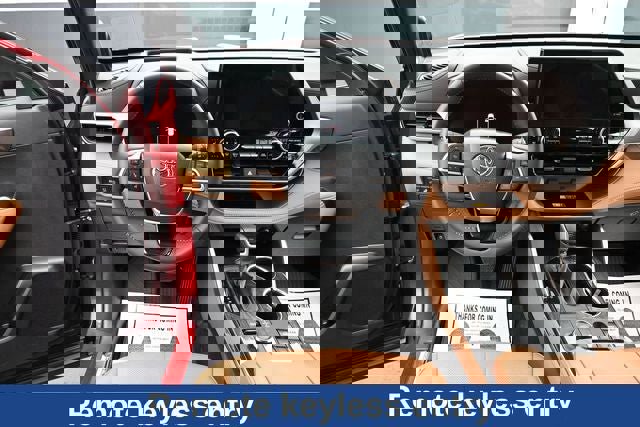 Used 2025 Toyota Highlander Platinum AWD/4WD image 33