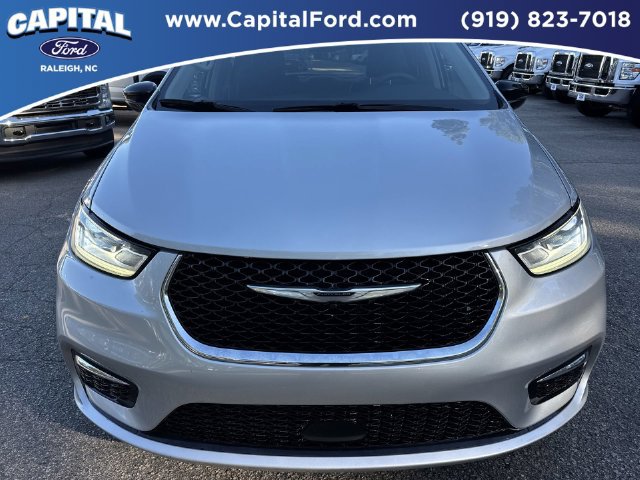 Used 2024 Chrysler Pacifica Touring-L FWD image 10
