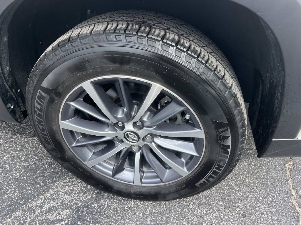 Used 2019 Toyota Highlander XLE FWD image 13