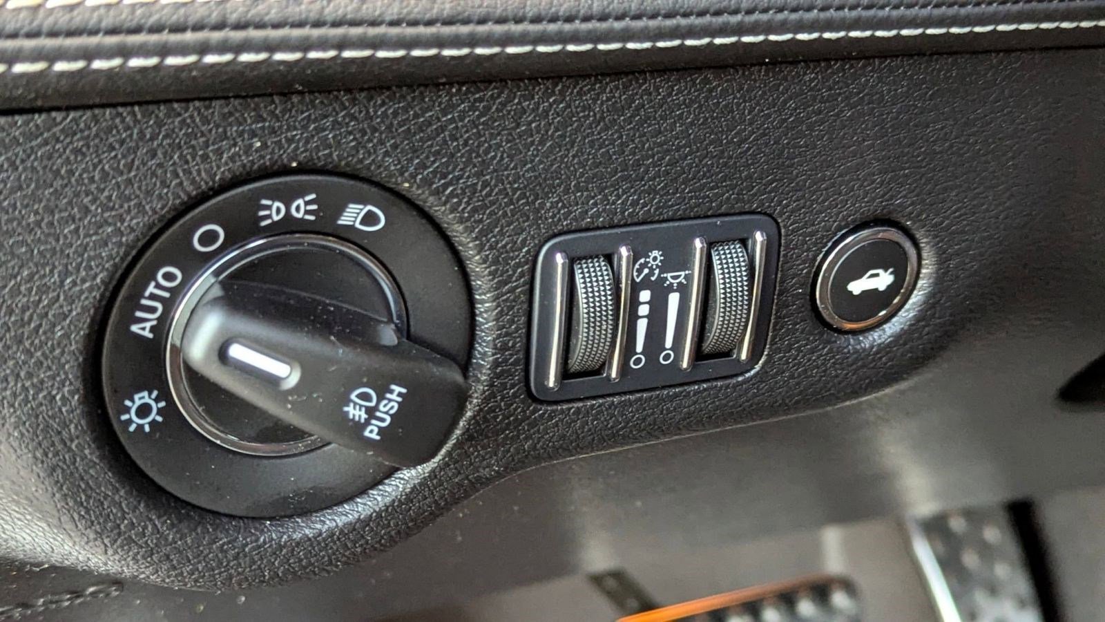 Used 2023 Chrysler 300 C image 18