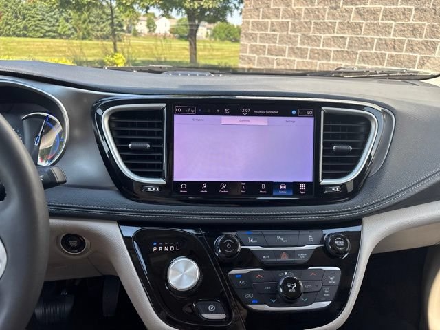 Used 2024 Chrysler Pacifica Limited FWD image 21