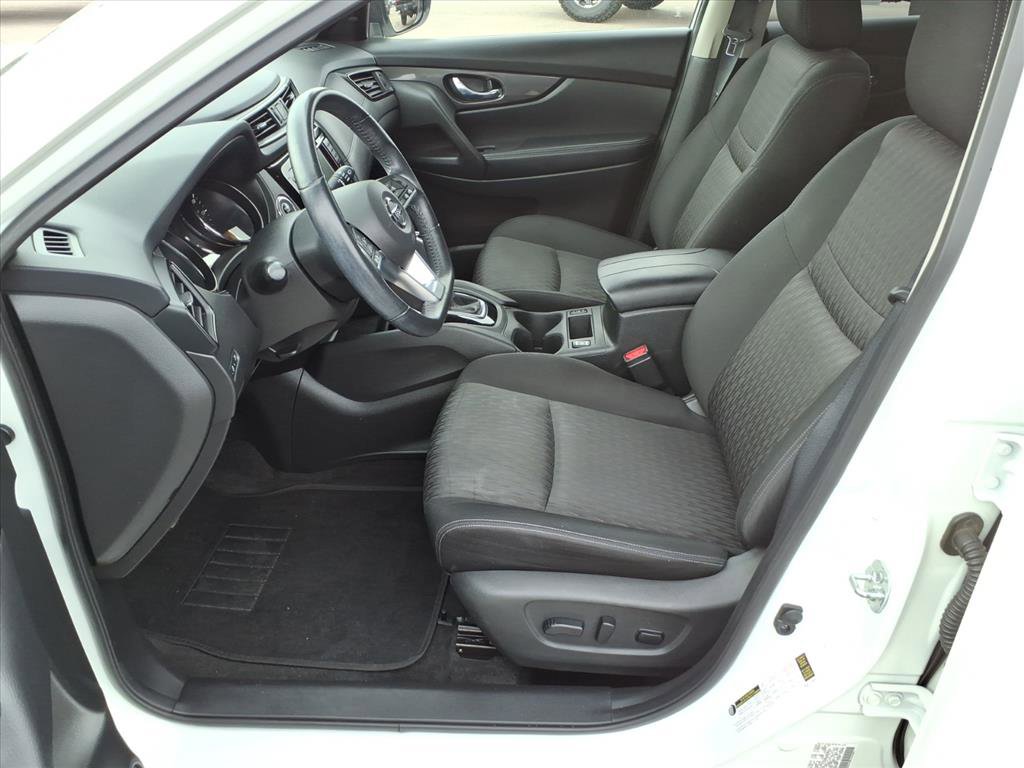 Used 2019 Nissan Rogue SV image 3