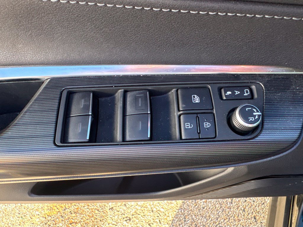 Used 2022 Toyota Venza XLE AWD/4WD image 15
