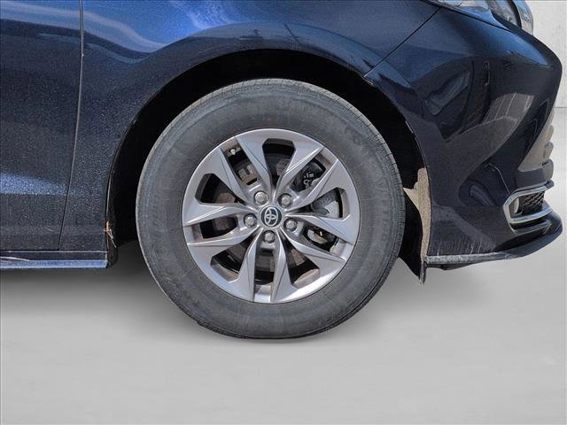 Used 2022 Toyota Sienna XLE image 7