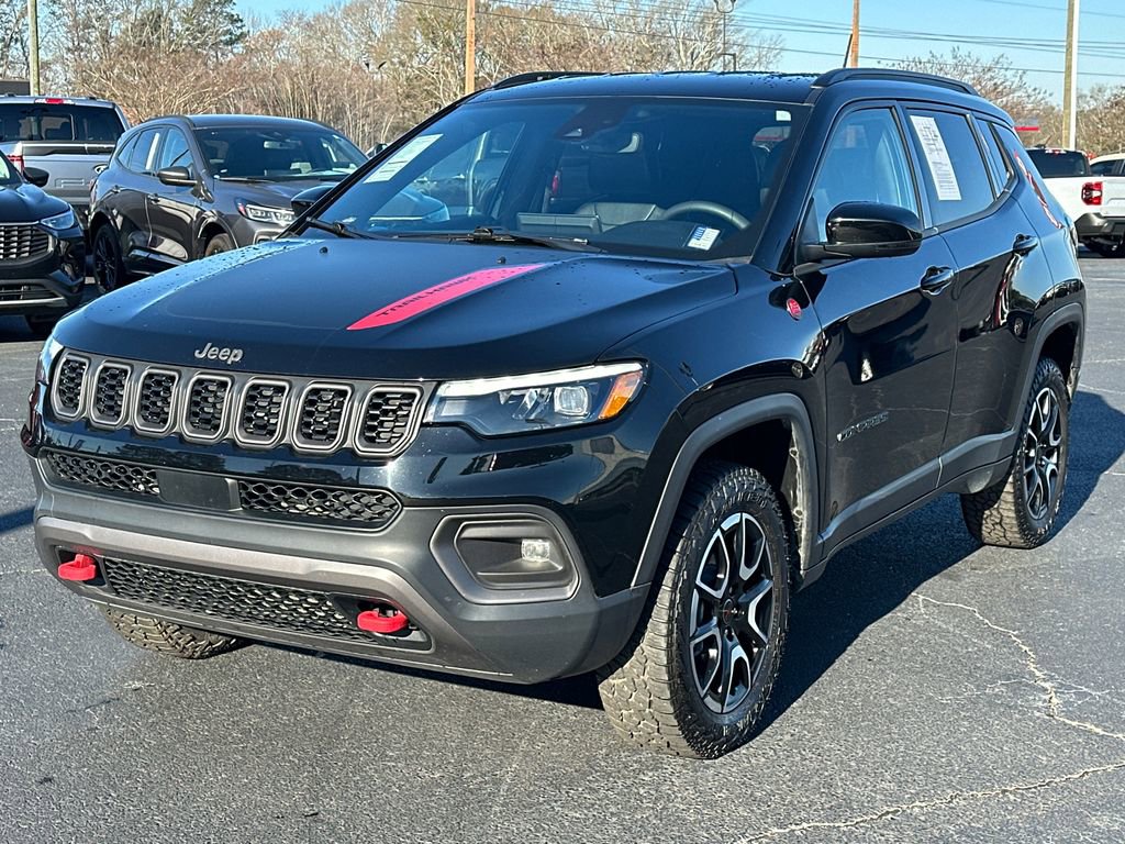 Used 2025 Jeep Compass Trailhawk w/ Trailhawk Elite Group AWD/4WD image 3