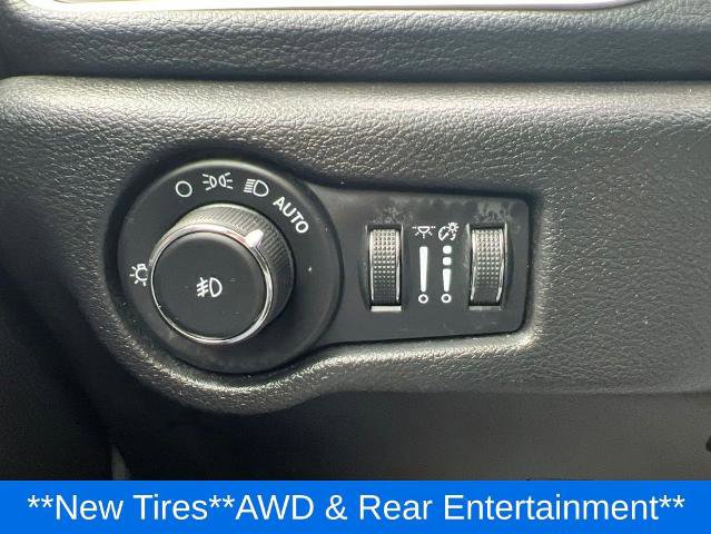 Used 2021 Chrysler Pacifica Touring-L w/ Uconnect Theater Family Group AWD/4WD image 11