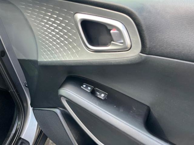 Used 2025 Kia Soul LX w/ LX Technology Package FWD image 10