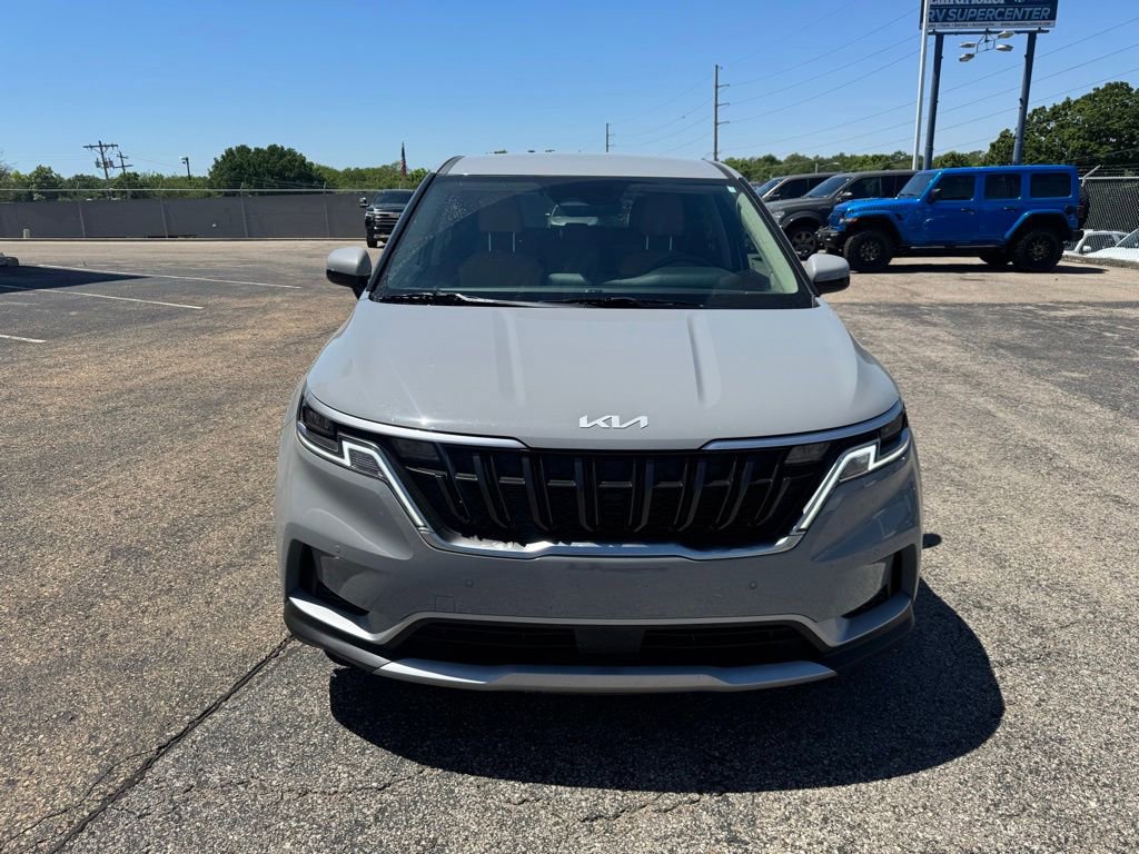 Used 2024 Kia Carnival EX FWD image 2