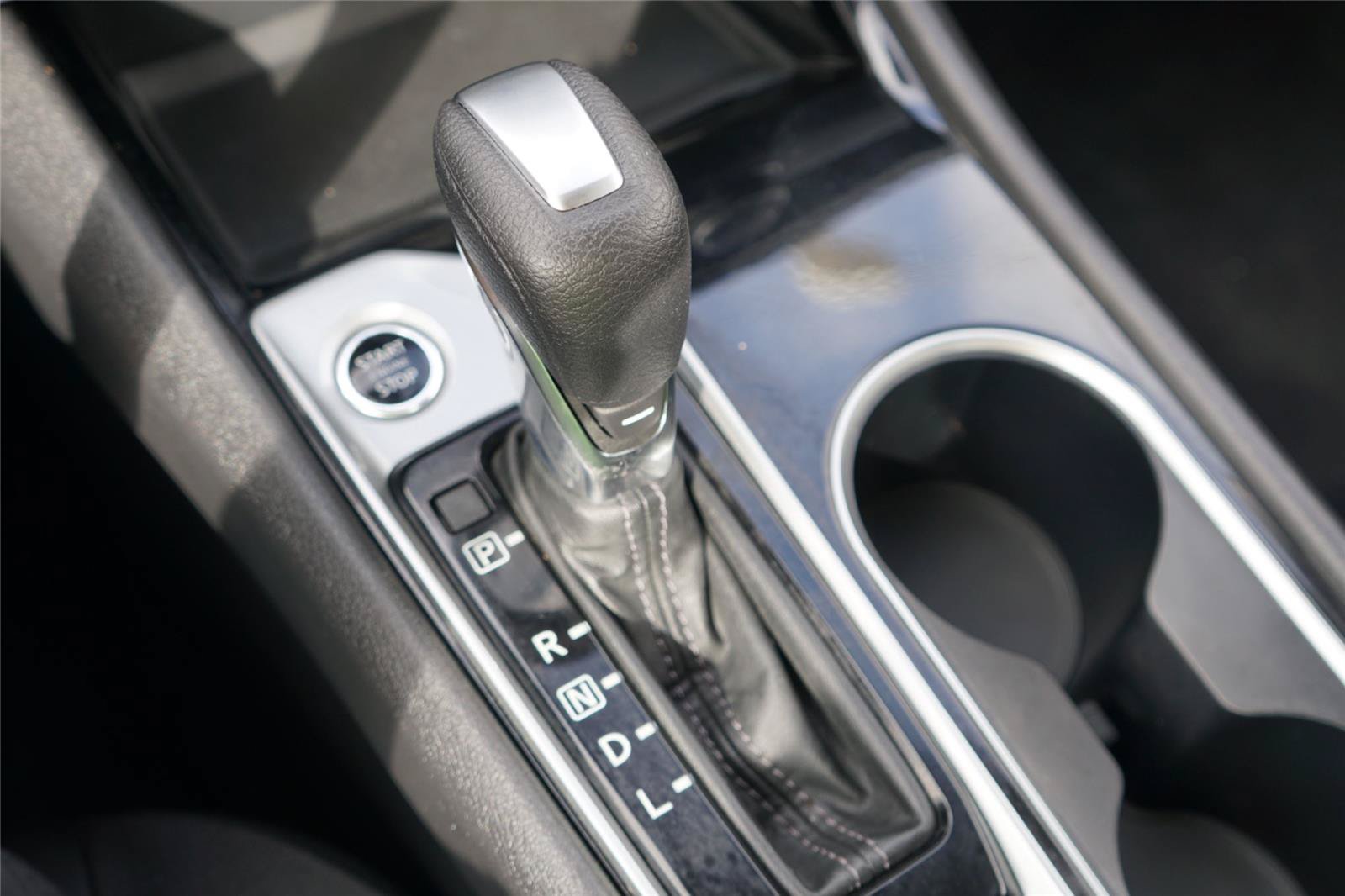 Used 2024 Nissan Altima 2.5 SV FWD image 14