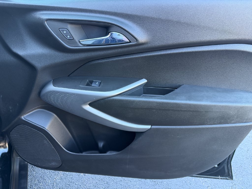 Used 2024 Chevrolet Trax RS FWD image 16