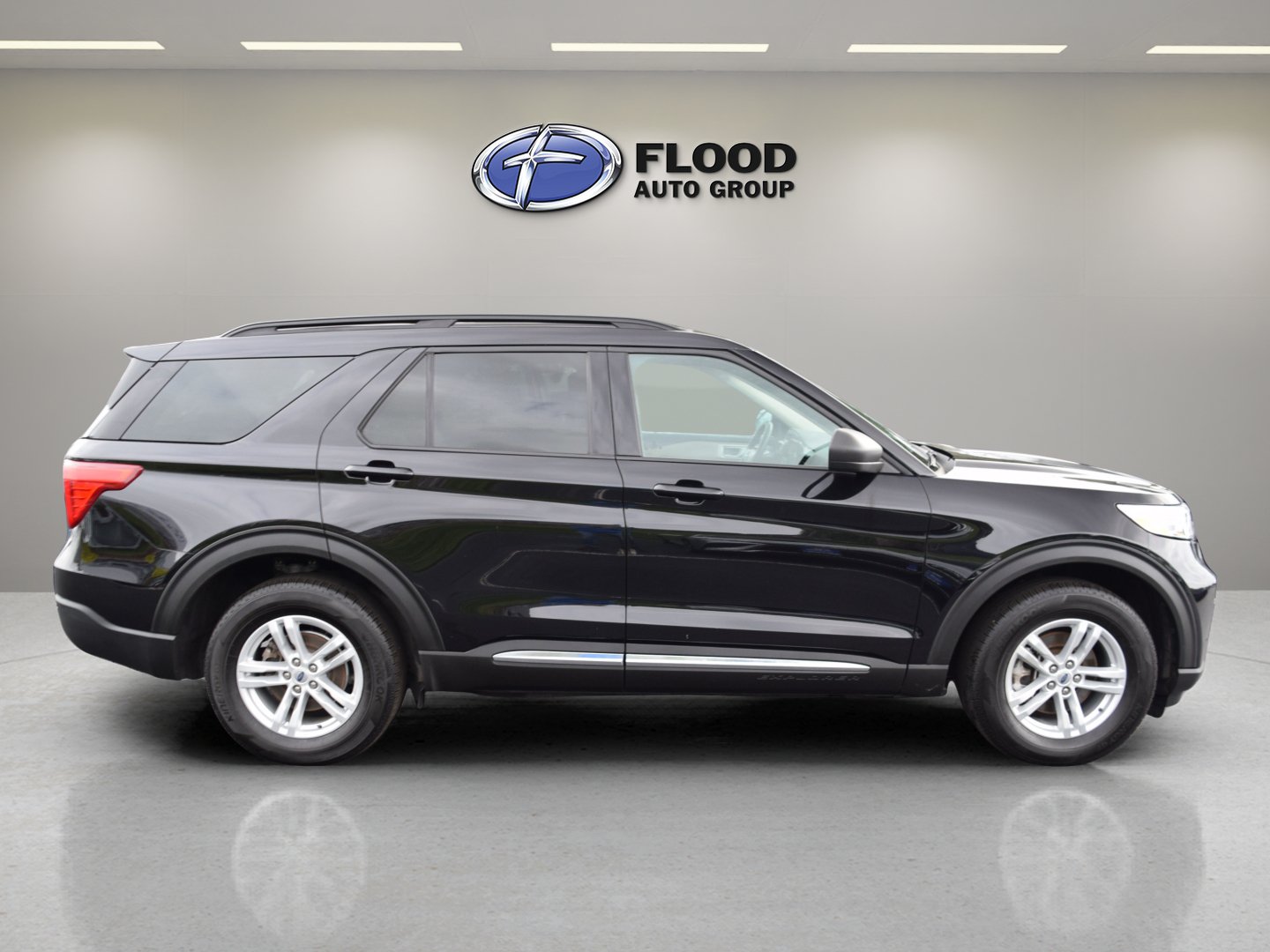 Certified 2024 Ford Explorer XLT w/ Class IV Trailer Tow Package AWD/4WD image 3