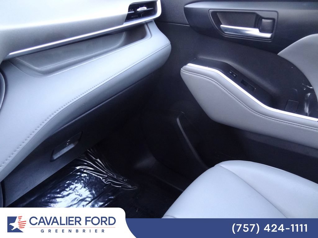 Used 2022 Toyota Highlander XLE AWD/4WD image 37