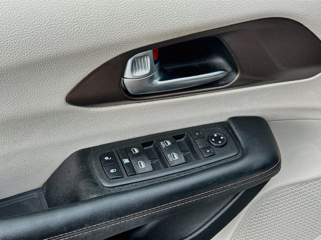 Used 2019 Chrysler Pacifica Touring Plus w/ Advanced Safetytec Group FWD image 18