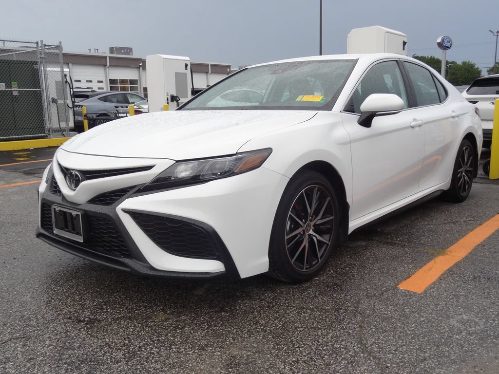 Used 2024 Toyota Camry SE w/ Blackout Package (TMS) FWD image 3