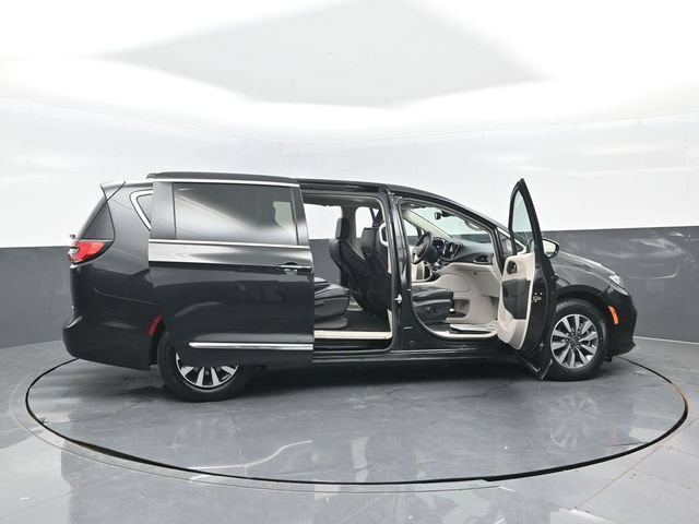 Used 2023 Chrysler Pacifica Limited FWD image 27