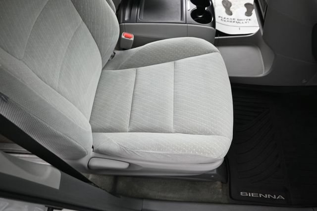 Used 2018 Toyota Sienna LE FWD image 30