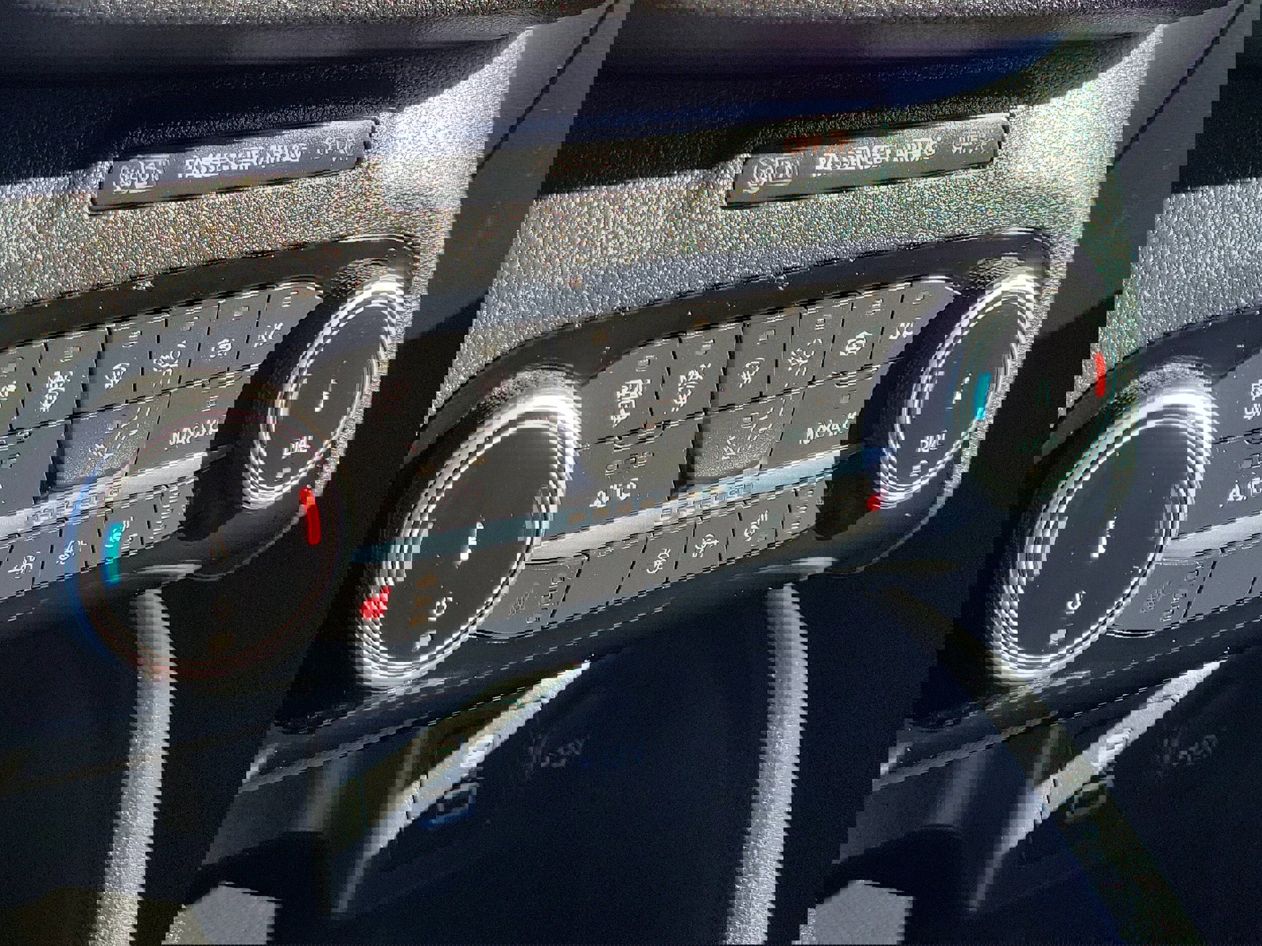 Certified 2022 Ford Escape SE w/ SE Sport Appearance Package image 32