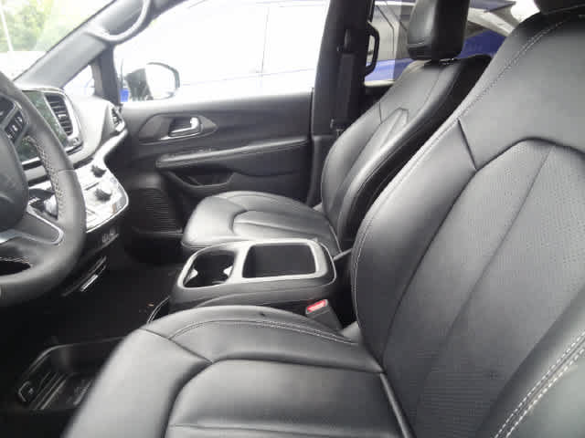 Used 2025 Chrysler Pacifica Select FWD image 8