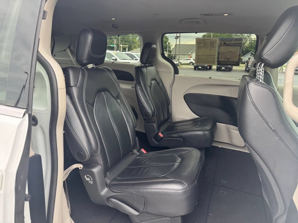 Used 2022 Chrysler Pacifica Touring-L FWD image 18