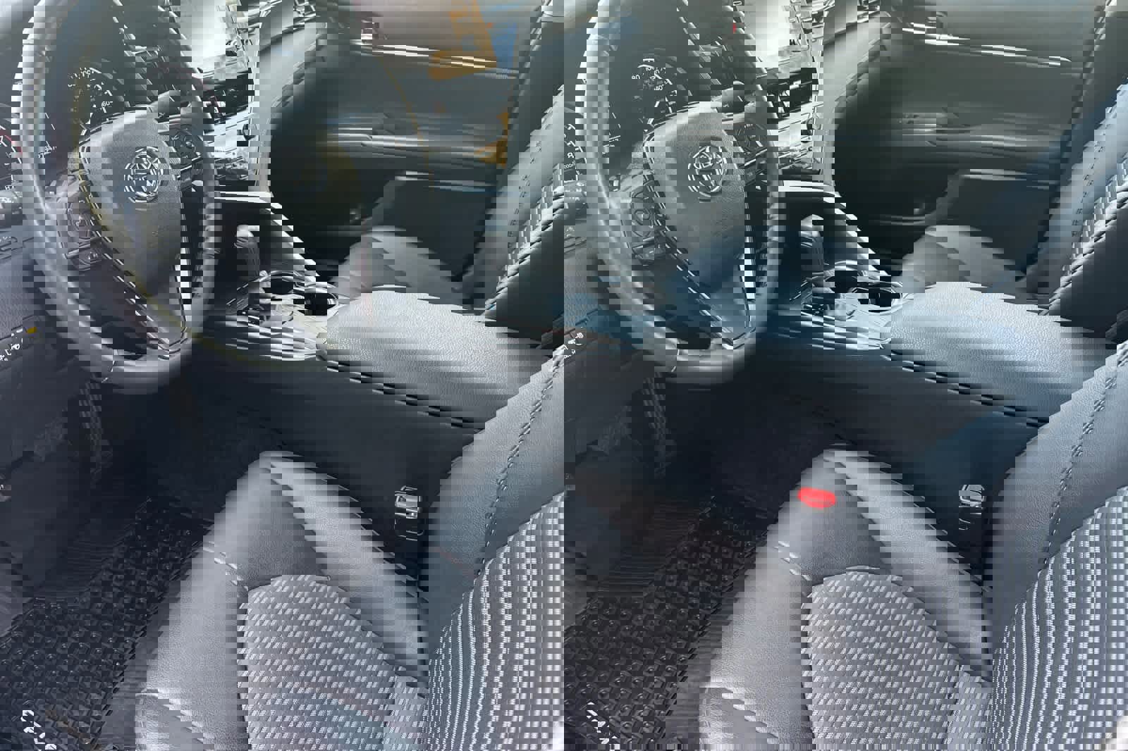 Used 2024 Toyota Camry SE FWD image 11