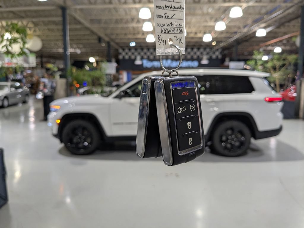 Used 2022 Jeep Grand Cherokee L Limited w/ Black Appearance Package AWD/4WD image 4