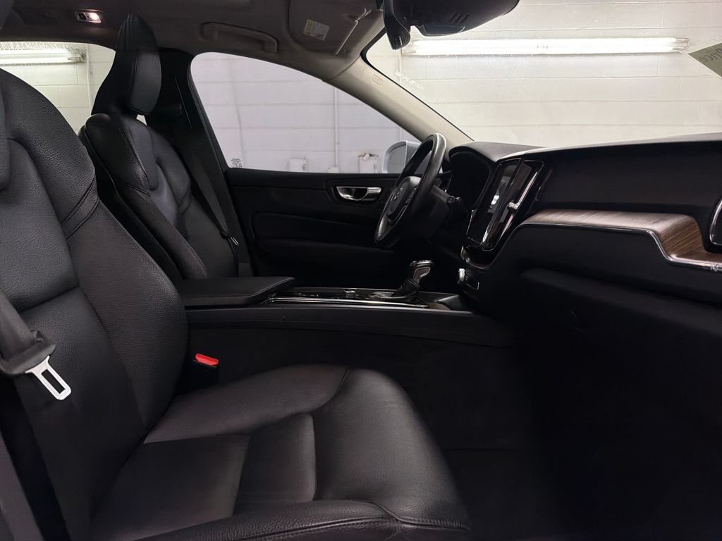 Used 2021 Volvo XC60 T6 Momentum AWD/4WD image 30