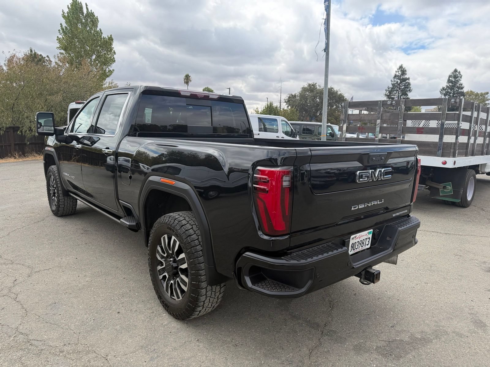 Used 2024 GMC Sierra 2500 Denali Ultimate AWD/4WD image 3