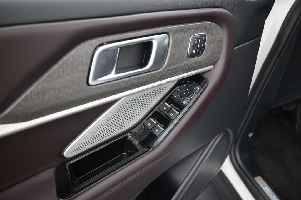 Certified 2025 Ford Explorer Platinum RWD image 18