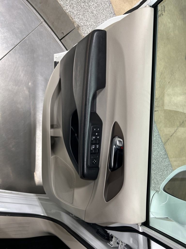 Used 2018 Chrysler Pacifica Touring-L FWD image 15