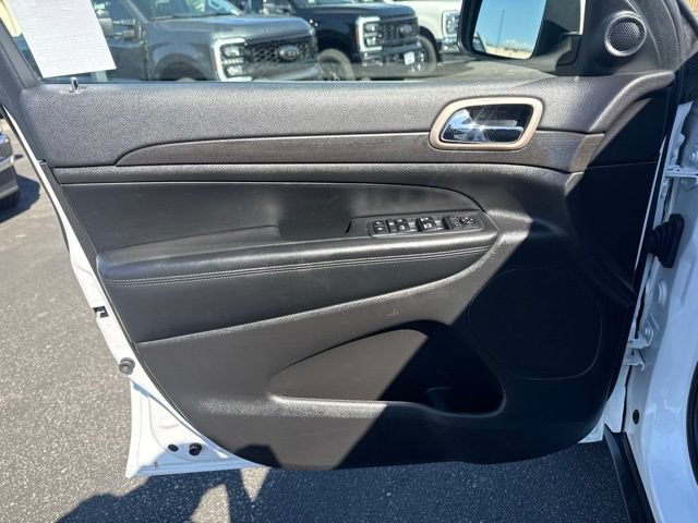 Used 2017 Jeep Grand Cherokee Laredo AWD/4WD image 14