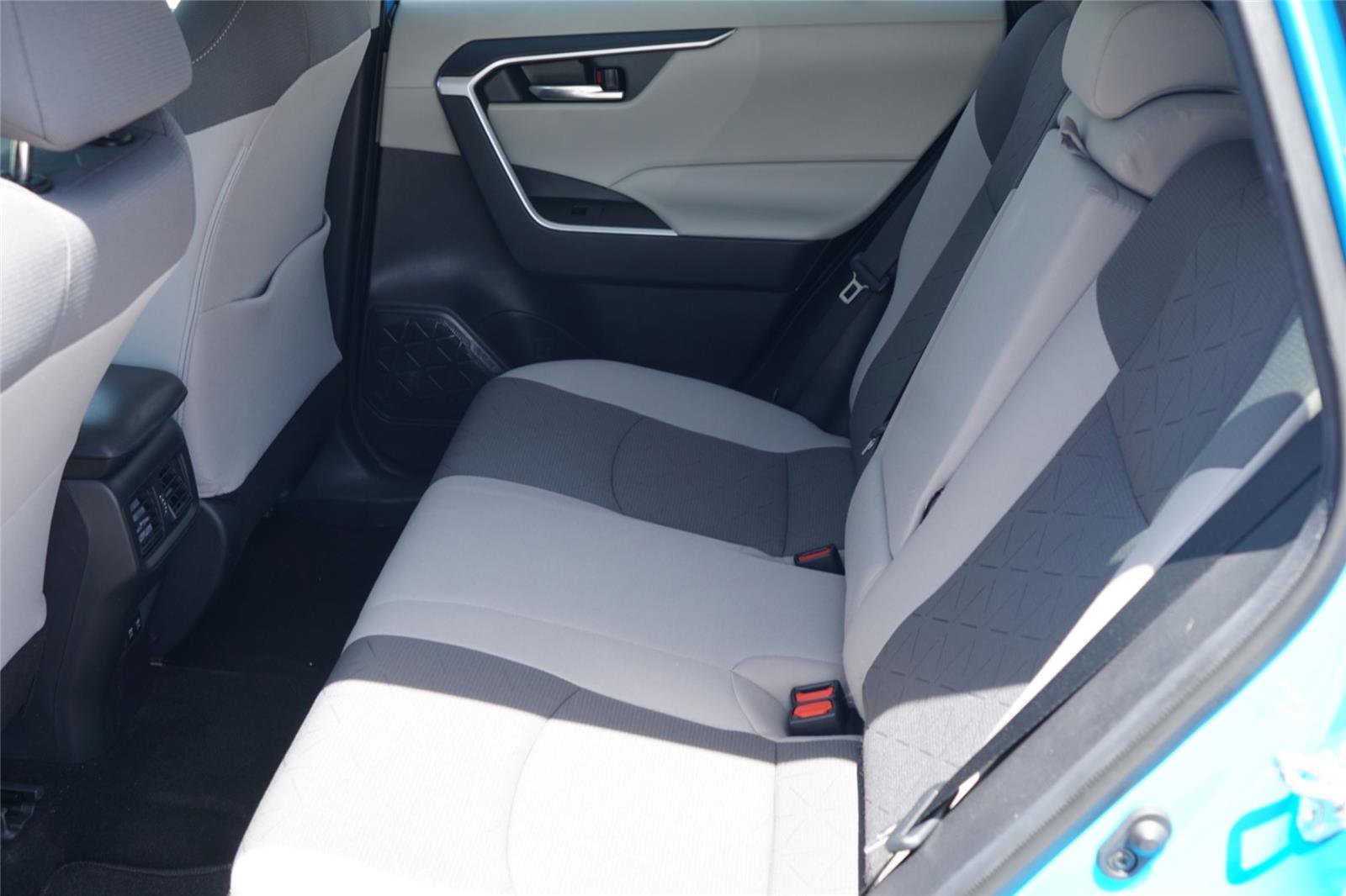 Used 2020 Toyota RAV4 XLE FWD image 23