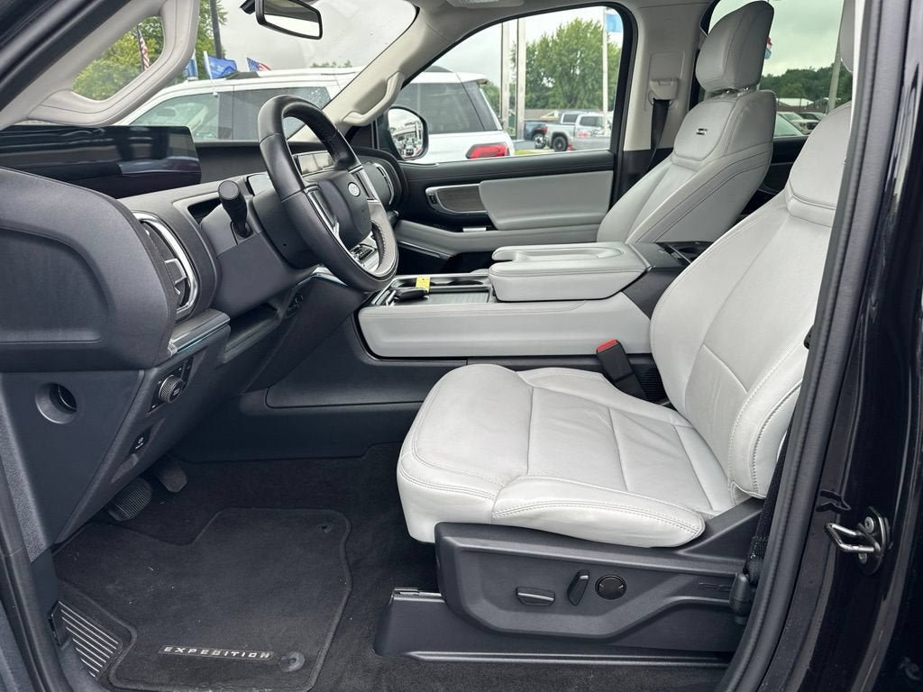 Certified 2025 Ford Expedition Max Platinum w/ Driver's Package AWD/4WD image 13
