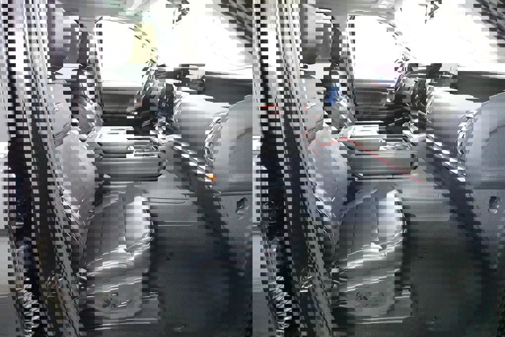 Certified 2025 Ford Expedition Platinum image 36