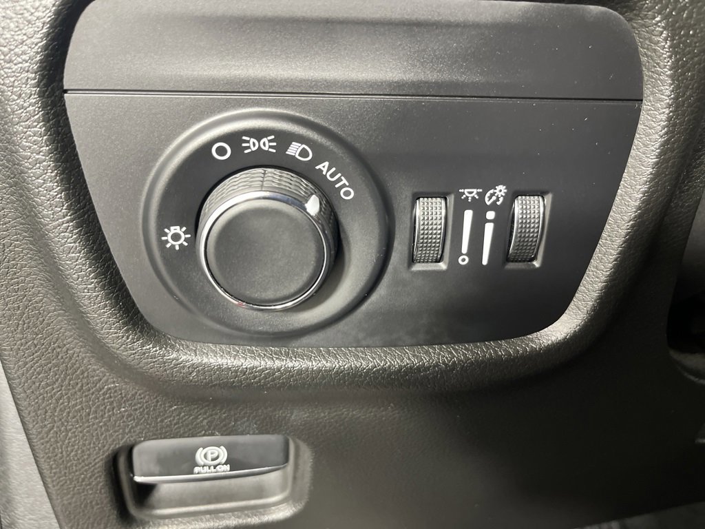 Used 2023 Jeep Grand Cherokee Laredo image 23