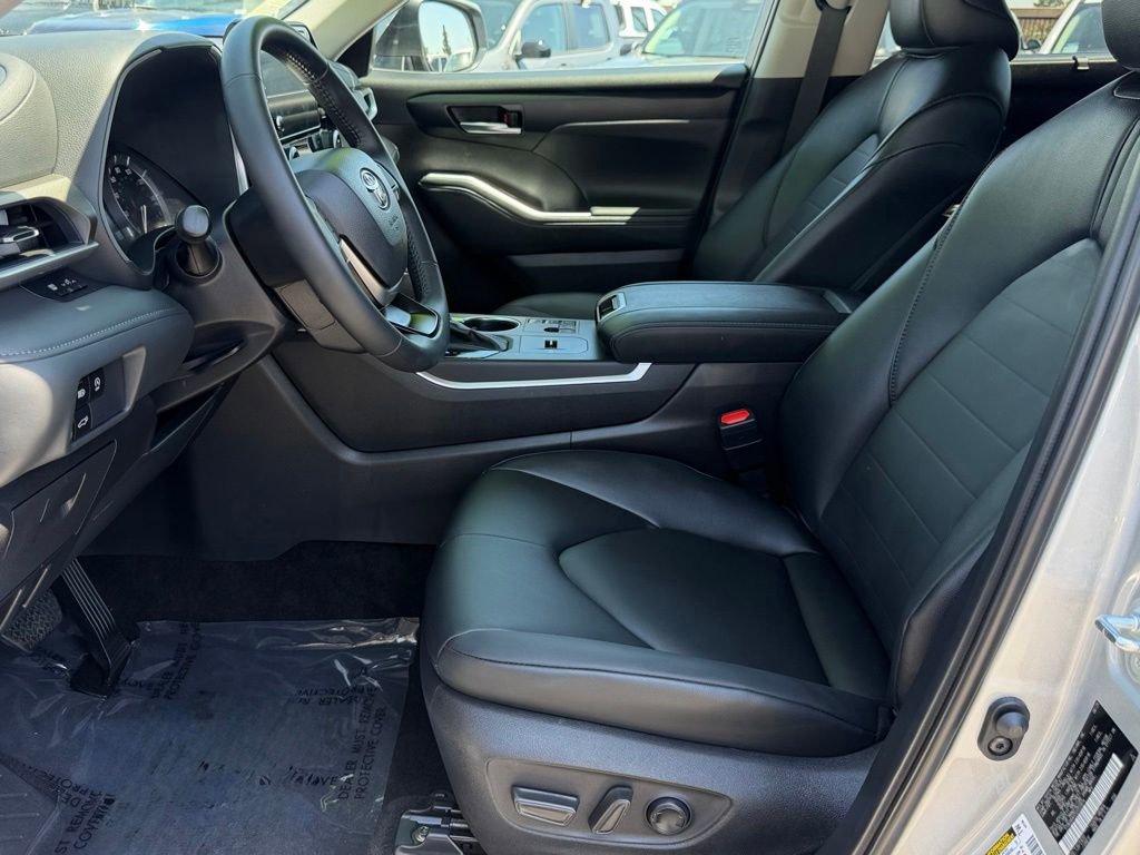 Used 2025 Toyota Highlander XLE FWD image 14
