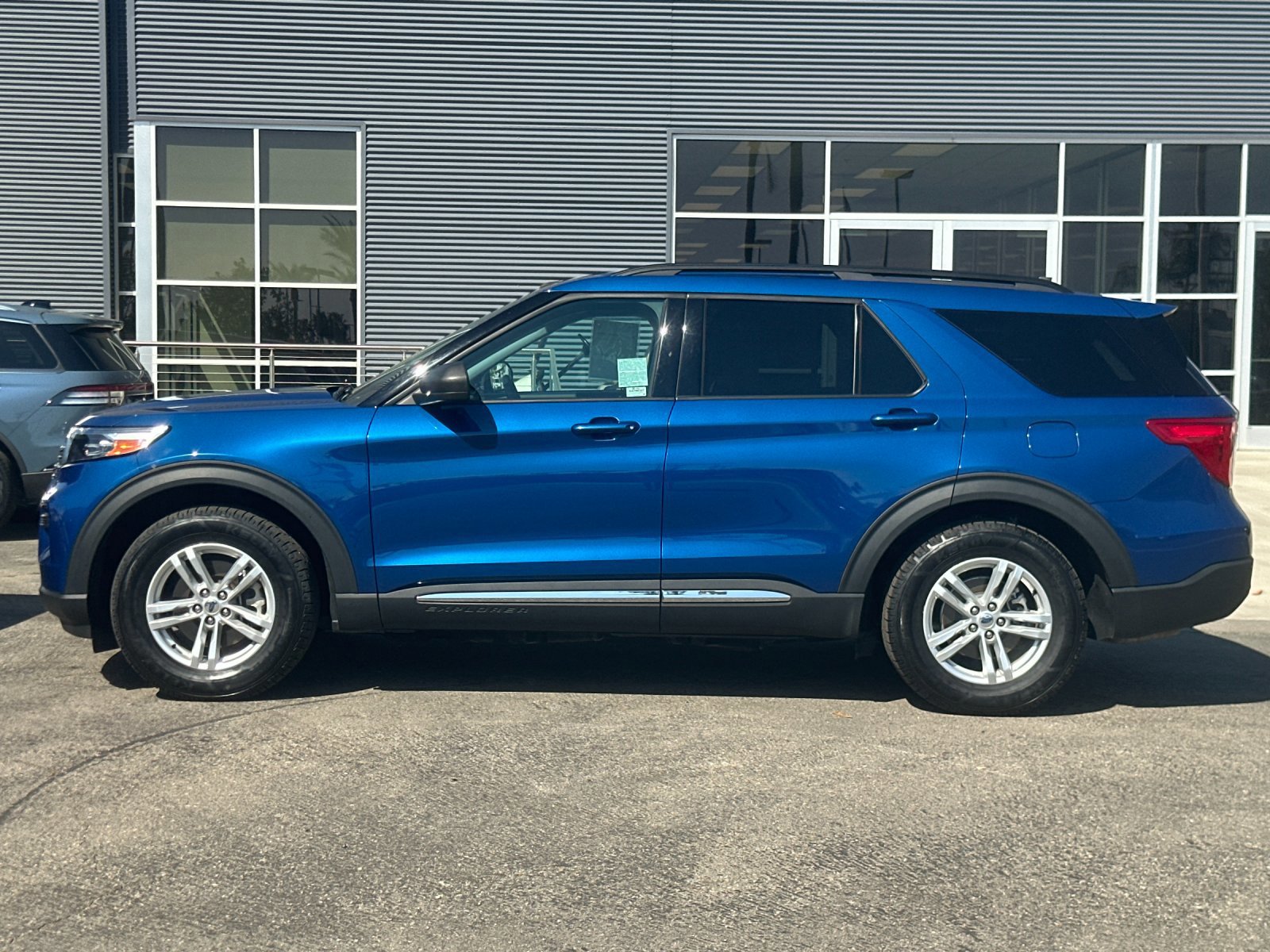 Certified 2022 Ford Explorer XLT w/ Class IV Trailer Tow Package image 2