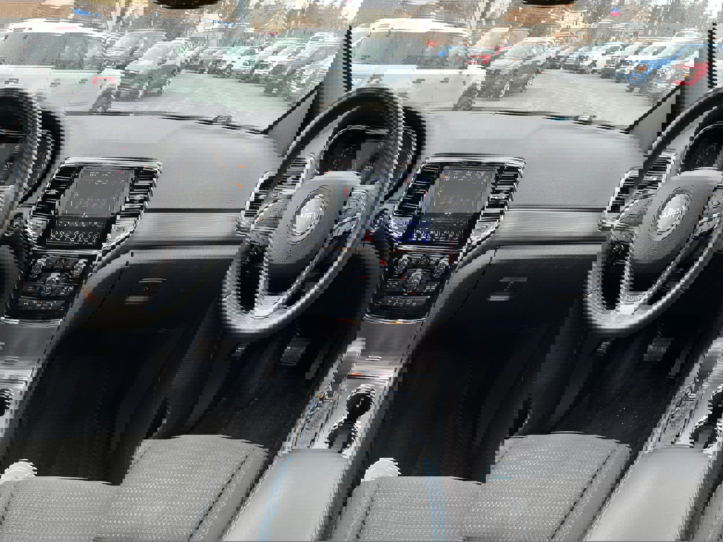 Used 2019 Jeep Grand Cherokee Laredo image 15