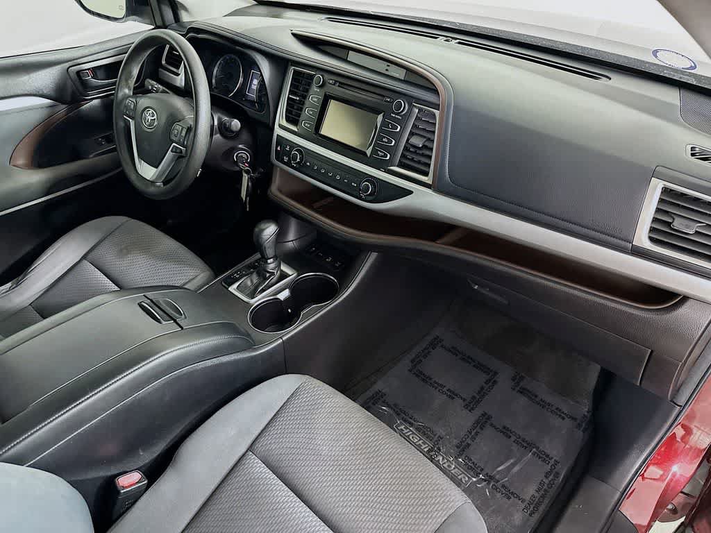 Used 2018 Toyota Highlander LE w/ Carpet Mat Package (TMS) AWD/4WD image 32