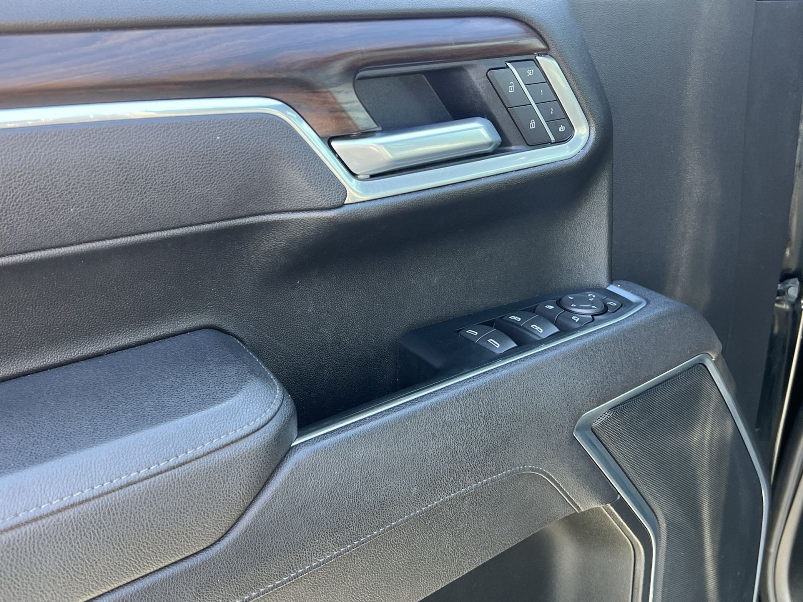 Used 2025 GMC Sierra 1500 SLT AWD/4WD image 15