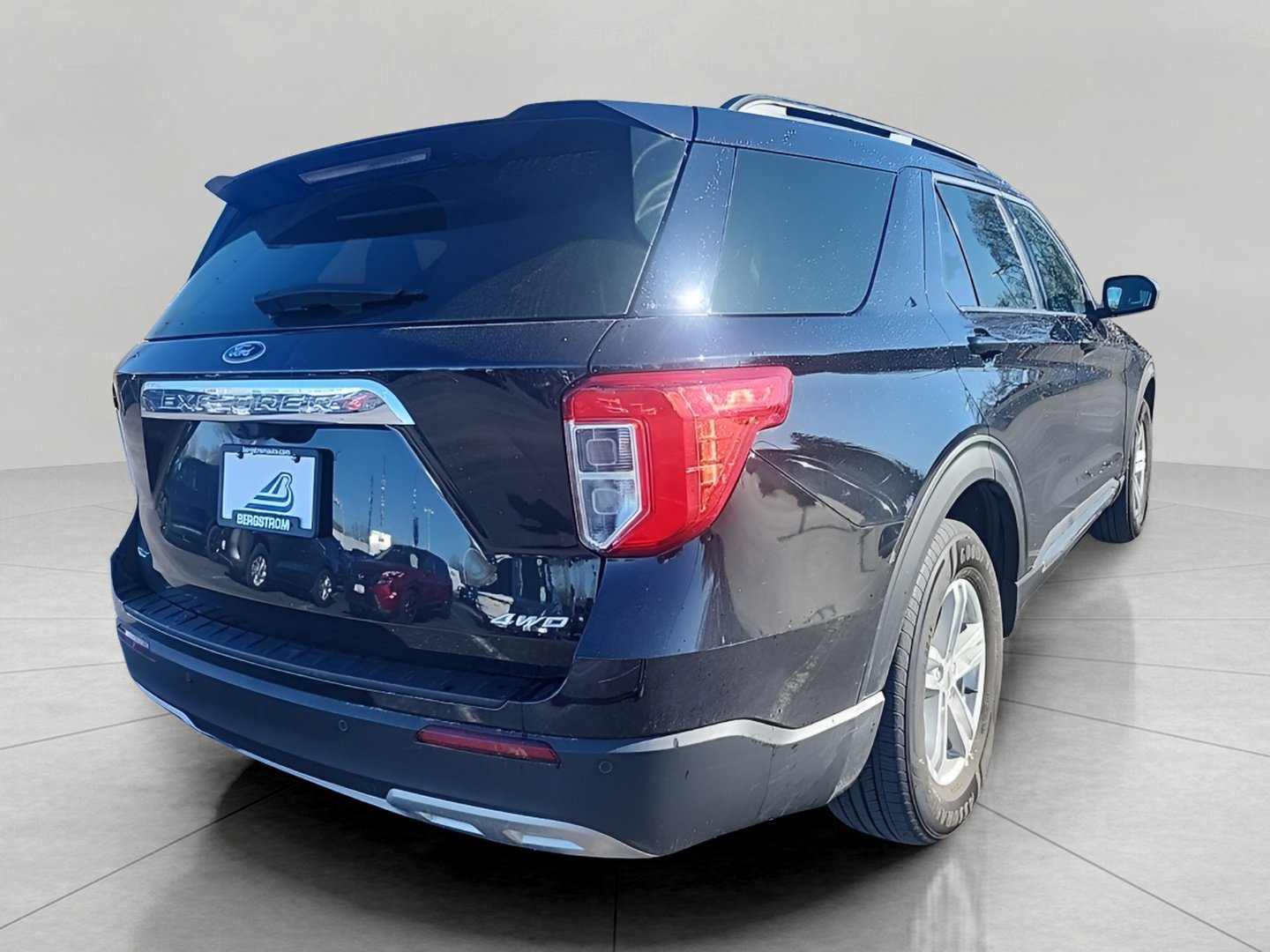 Certified 2023 Ford Explorer XLT w/ Equipment Group 202A AWD/4WD image 9