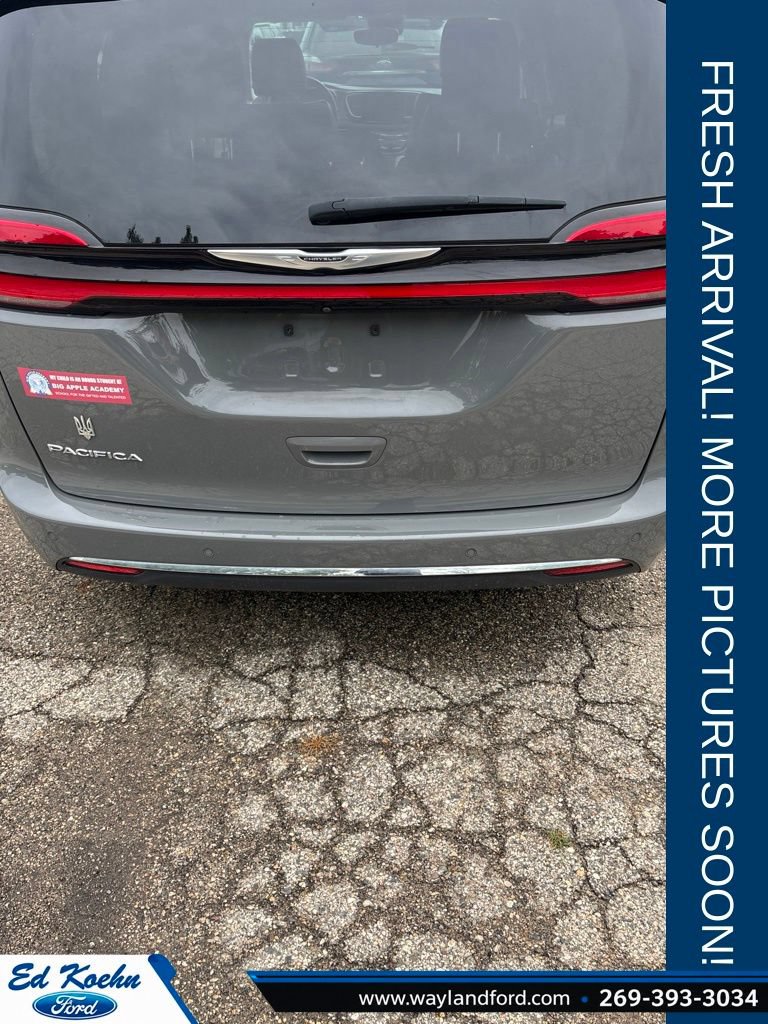 Used 2023 Chrysler Pacifica Touring-L FWD image 2
