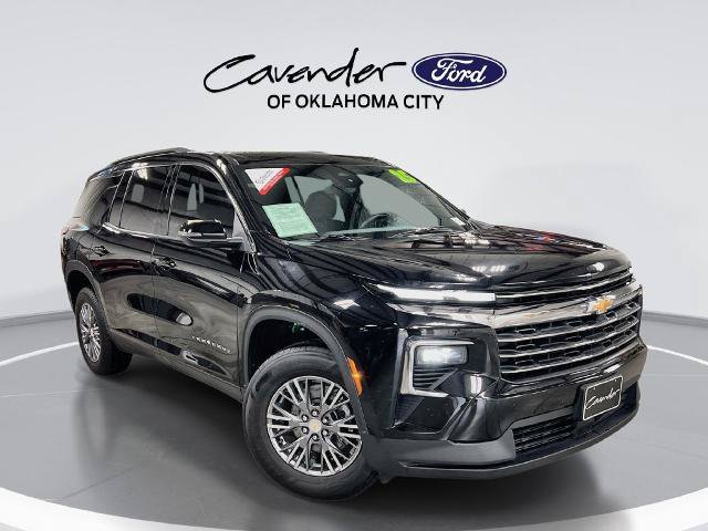 Used 2025 Chevrolet Traverse LT FWD image 1