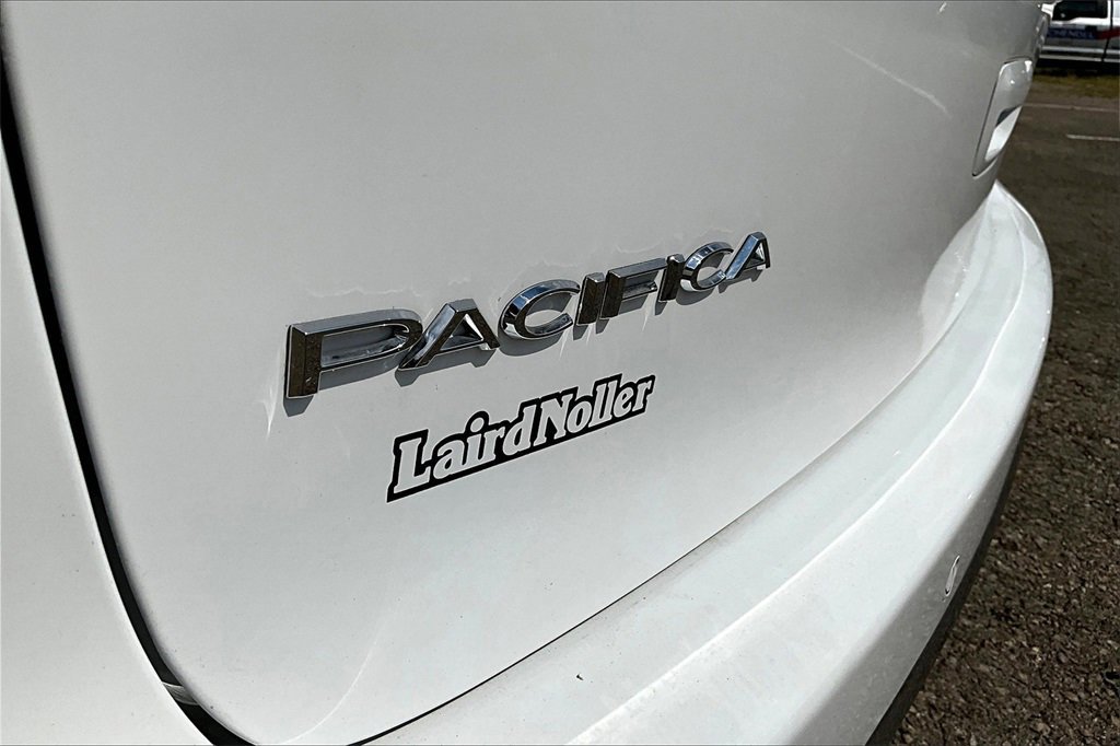 Used 2025 Chrysler Pacifica Select image 10