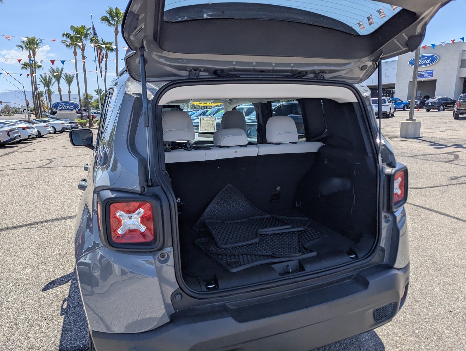 Used 2022 Jeep Renegade Latitude AWD/4WD image 4