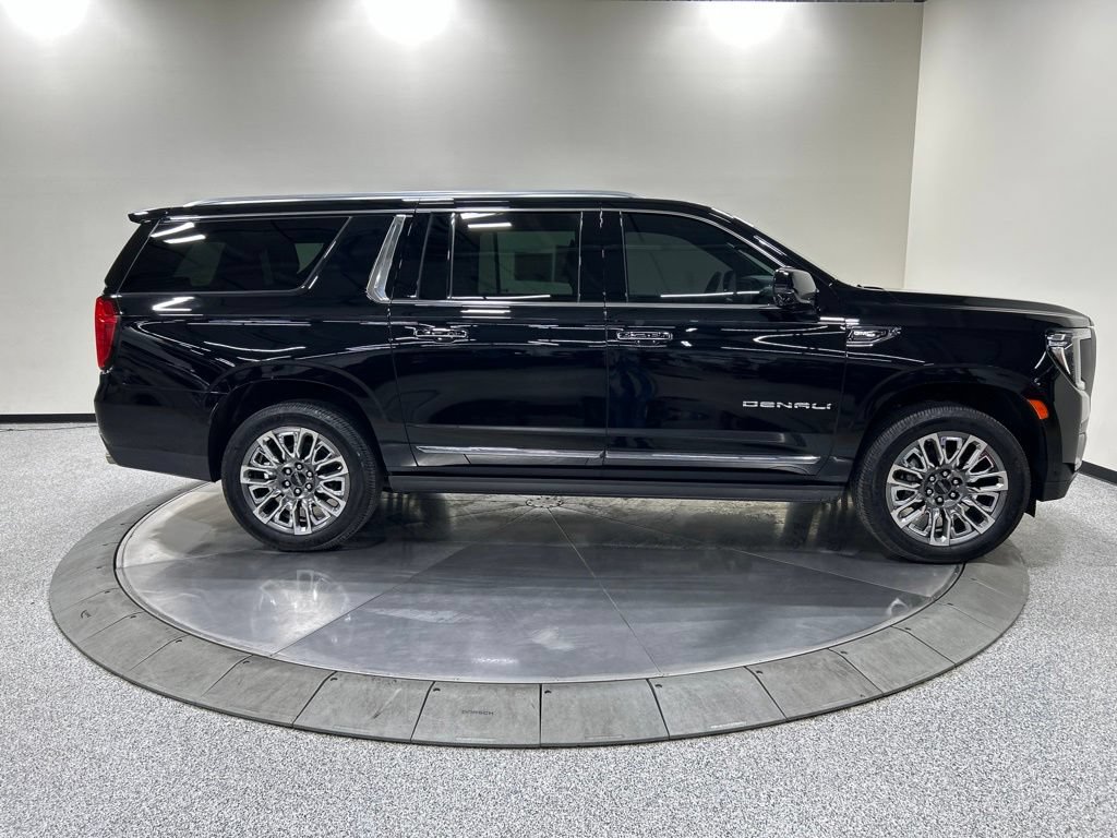 Used 2023 GMC Yukon XL Denali Ultimate AWD/4WD image 6