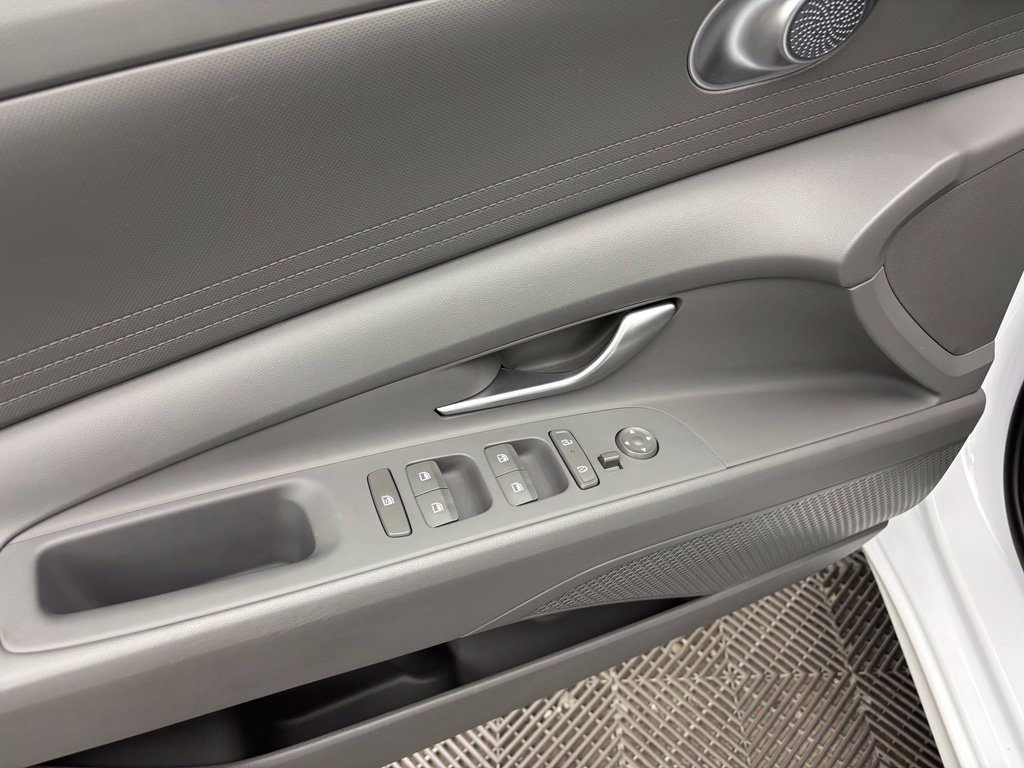 Used 2024 Hyundai Elantra SEL FWD image 18